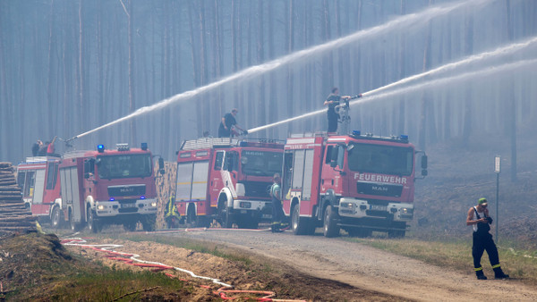 Löschen eines Waldbrandes im Hitzesommer 2019 in Mecklenburg-Vorpommern bei Alt Jabel.