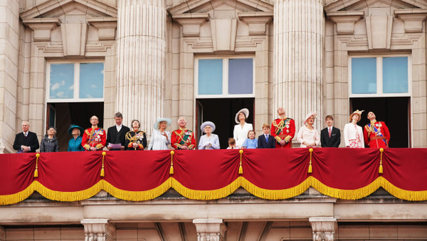 Winken und schweigen: Die britischen Royals im Juni bei einem ihrer Auftritte auf dem Balkon des Buckingham Palace