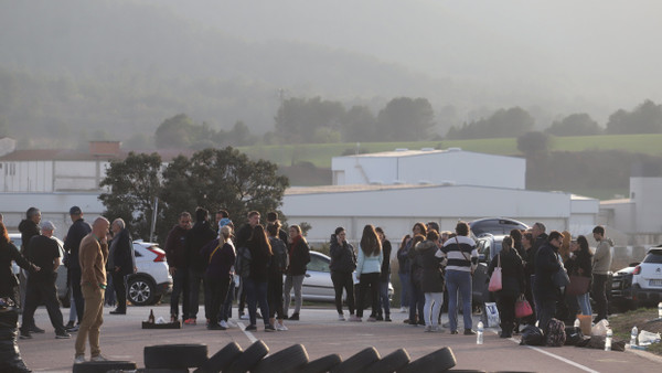 Sant Joan De Vilatorrada: Menschen versammeln sich zu einem Protest nach der Tötung einer Köchin durch einen Gefängnisinsassen.