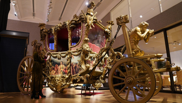 Eine goldverzierte Kutsche war eine der Requisiten aus „The Crown“, die in London versteigert worden ist.