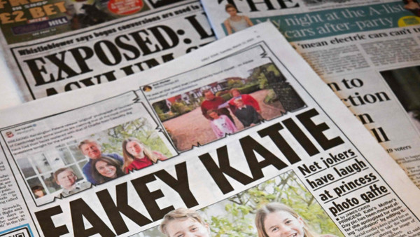Seite einer britischen Zeitung: Das manipulierte Familienfoto bleibt Thema in Großbritannien.