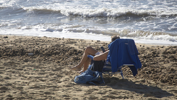 Für viele ein Sehnsuchtsort: Ein Mann gönnt sich im Dezember 2023 Entspannung am Strand von Arenal auf Mallorca.