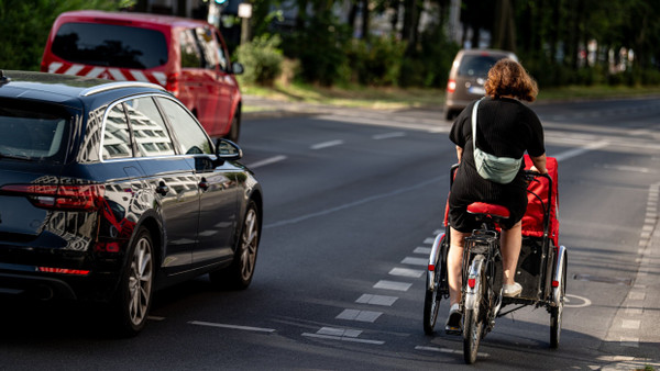 Eine Frau fährt mit einem Lastenfahrrad auf einem Radweg in Berlin-Friedrichshain.