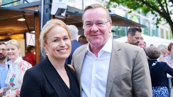 Boris Pistorius mit seiner Ehefrau Julia Schwanholz beim Sommerfest der niedersächsischen Landesregierung im Jahr 2023