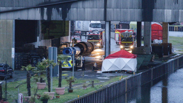 Im Dortmunder Hafen sichert die Kriminalpolizei am Donnerstag in einem Tatort-Schutzzelt Spuren.
