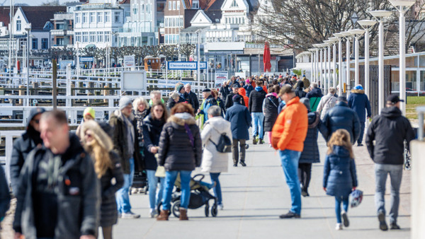 Passanten auf der Promenade von Travemünde: In Schleswig-Holstein wird ein moderates Bevölkerungswachstum von 0,5 Prozent bis 2040 erwartet (Symbolbild)