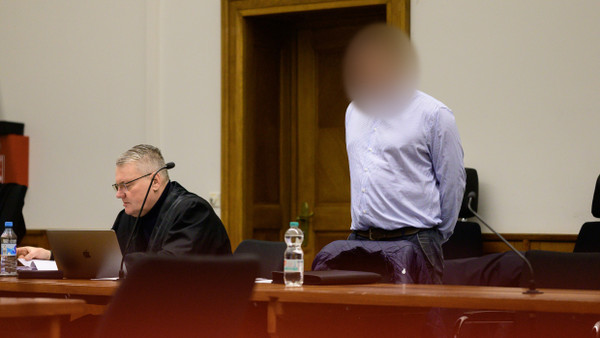 Der Angeklagte mit seinem Anwalt vor dem Landgericht Lüneburg
