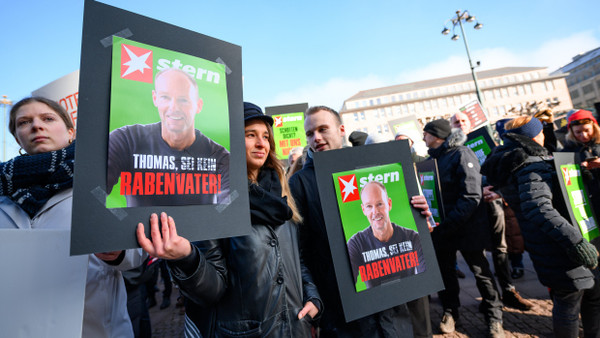 Protestplakate mit der Aufschrift „Rabenvater!“: Mitarbeiter von Gruner + Jahr protestieren gegen den Personalabbau.