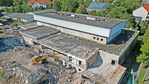 Auf die richtige Entsorgung kommt es an: Im vergangenen Sommer wurde das asbestbelastete ehemalige Clubhaus der Werktätigen in Halberstadt abgerissen.