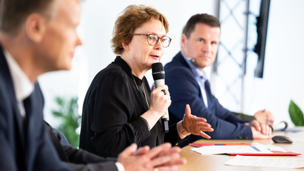 Daniela Behrens (SPD), Innenministerin von Niedersachsen, lobt die Arbeit der Ermittler im Kampf gegen internationale Anlagebetrüger.