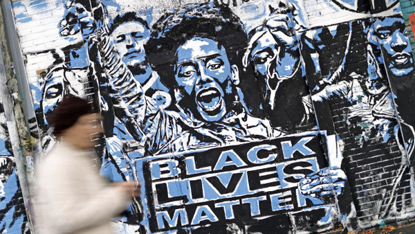 Kein Frieden, so lange es Diskriminierung gibt: Wandbild der Black Lives Matter-Bewegung in Köln