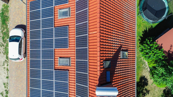 Aus Sonne wird Energie: Immer mehr Immobilienbesitzer investieren in eine Photovoltaikanlage auf dem eigenen Dach.