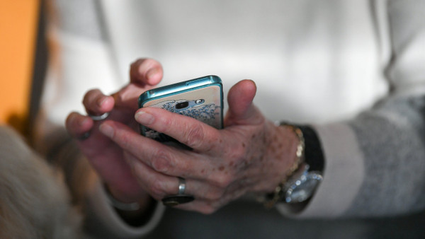 Viele Senioren verbringen zu viel Zeit am Handy.