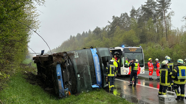 Ein Reisebus mit Schülern ist am Sonntagmorgen auf der Autobahn 45 im Sauerland umgestürzt.