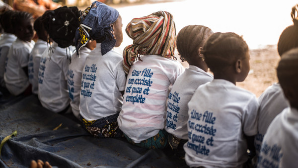 Auf den T-Shirts dieser Mädchen aus Guinea steht „Ein unbeschnittenes Mädchen ist rein und vollständig“.