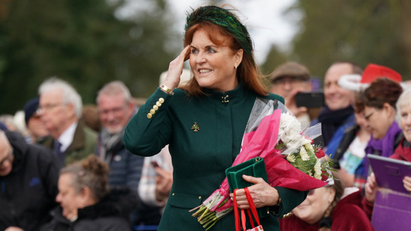 Sarah Ferguson auf dem Weg zum Weihnachtsgottesdienst am 25. Dezember. Die Königsfamilie hatte sie das erste Mal seit Jahrzehnten wieder eingeladen.