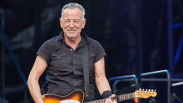 Der US-amerikanische Musiker Bruce Springsteen steht auf der Bühne im Volksparkstadion Hamburg.
