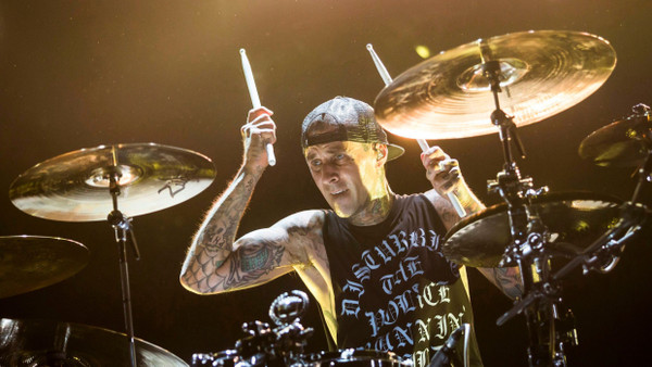 Travis Barker von der Rockband Blink-182 trommelt bei einem Konzert.