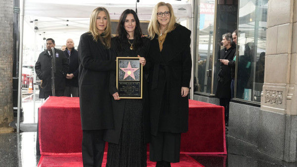 Jennifer Aniston, Courteney Cox und Lisa Kudrow (von links) stehen vor der Plakette von Cox am „Walk of Fame“.