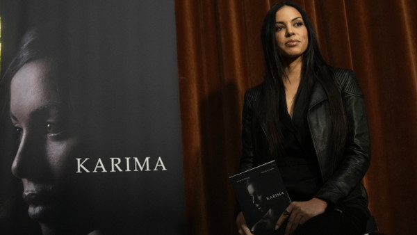 Karima el-Mahroug, die Frau im Zentrum des Skandals des ehemaligen Ministerpräsidenten Berlusconi, hält ihr Buch vor einer Pressekonferenz zur Vorstellung des Buches in der Hand.