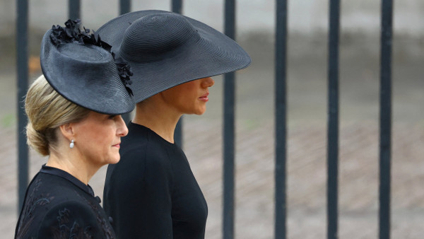 Damals musste noch geknickst werden: Herzogin Meghan und Sophie von Edinburgh, damals noch Gräfin, bei der Beisetzung von Königin Elisabeth II. im September