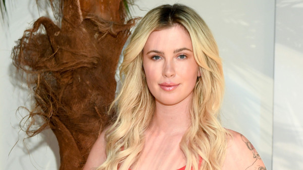 Ireland Basinger Baldwin steht bei einer Modenschau auf dem Laufsteg.