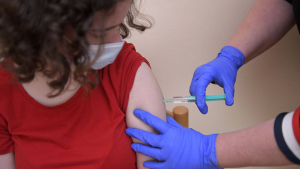 Ein 13 Jahre altes Schulmädchen bekommt eine Corona-Impfung.