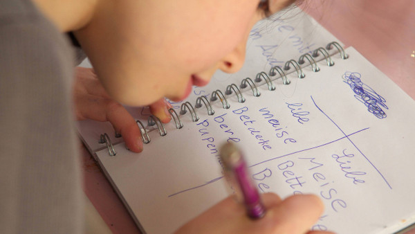 Bei der Methode „Lesen durch Schreiben“ nutzen Kinder ihr Gehör und eine Anlauttabelle, um Lesen und Schreiben zu erlernen. Die Methode ist jedoch umstritten.