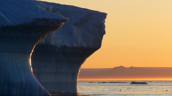 Ein Fall für Klimaforscher: Ein schmelzender Eisberg in Grönland.