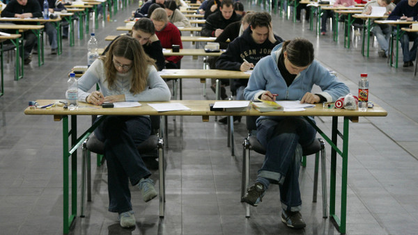 Massenpanik? An der Uni Hohenheim haben 48 Studierende geschlossen eine Prüfung verlassen. Diese Kommilitonen an der Otto-von-Guericke-Universität Magdeburg scheinen entspannter.