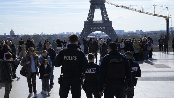 Polizisten vor dem Eiffelturm: Frankreich hat die höchste Terrorwarnstufe ausgerufen.