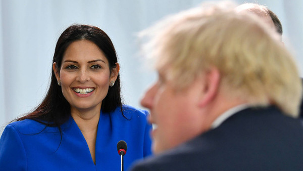 Schlüsselfigur in Johnsons Regierung: die britische Innenministerin Priti Patel