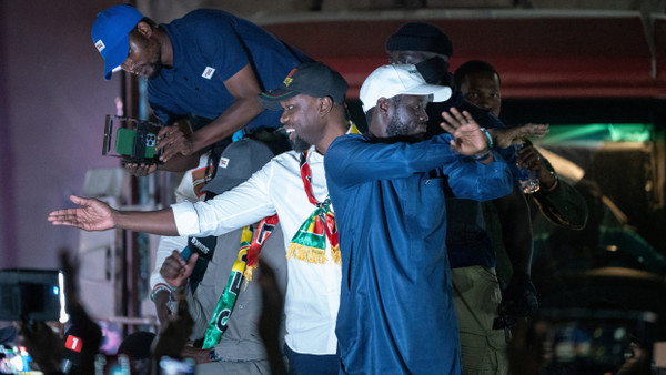 Der senegalesische Oppositionsführer Ousmane Sonko (im weißen Hemd) und der Präsidentschaftskandidat seiner Partei Bassirou Diomaye Faye (rechts) bei ihrem ersten Wahlkampfumzug am 16.3.2024.