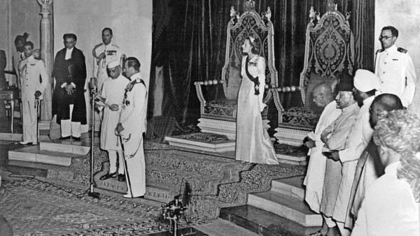 Es war einmal ein Vizekönig: Lord Mountbatten übergibt die Unabhängigkeitserklärung am 15. August 1947 an Pandit Nehru.