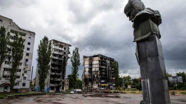 Straßenszene aus der Stadt Borodjanka: Der ukrainische Dichter Tara Schwetschenko blickt im Juni 2022 auf von russischer Artillerie zerstörte Wohnhäuser.