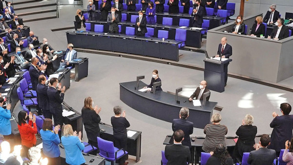 Beifall im Parlament: Olaf Scholz am 27. Februar im Bundestag, als er den russischen Überfall auf die Ukraine als „Zeitenwende“ beschrieb.