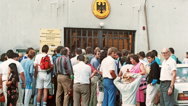 Nichts wie raus aus der DDR: Ausreisewillige vor der bundesdeutschen Botschaft in Budapest – August 1989