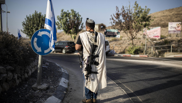 Bewaffneter israelischer Siedler nahe der palästinensischen Stadt Nablus im nördlichen Westjordanland am 4. Oktober 2022