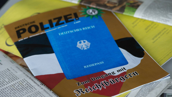 Eine Ausgabe der Zeitschrift «Deutsche Polizei», die von der Gewerkschaft der Polizei herausgegeben wird, liegt auf einem Tisch.