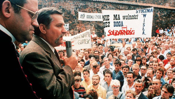 Lech Walesa spricht auf einer Kundgebung der Solidarnosc im Jahr 1988.