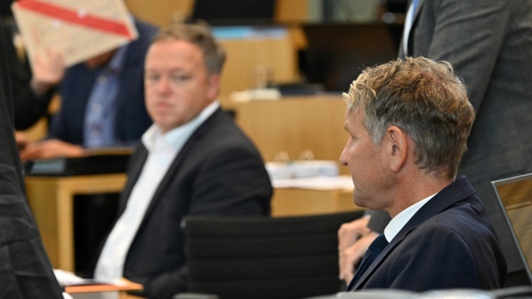 Mario Voigt (links, im Hintergrund) und Björn Höcke im Plenarsaal des Thüringer Landtags.
