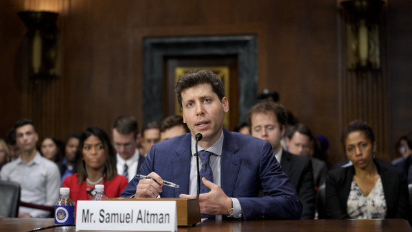 Sam Altman, Chef des ChatGPT-Erfinders OpenAI, spricht während einer Anhörung im US-Senat.