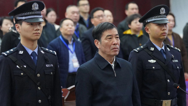 Chen Xuyuan (Mitte) vor Gericht in China