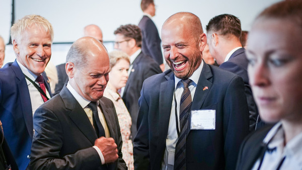 Christian Bruch von Siemens Energy (rechts) gemeinsam mit Bundeskanzler Olaf Scholz beim deutsch-kanadischen Wirtschaftsforum im August 2022.