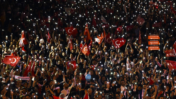 Anhänger der Republikanischen Volkspartei (CHP) jubeln am Abend der Kommunalwahl vor dem Rathaus in Istanbul.