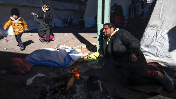 Syrische Flüchtling vor ihren Zelten auf einem öffentlichen Markt im Islahiye-Distrikt von Gaziantep im Süden der Türkei im Februar 2023