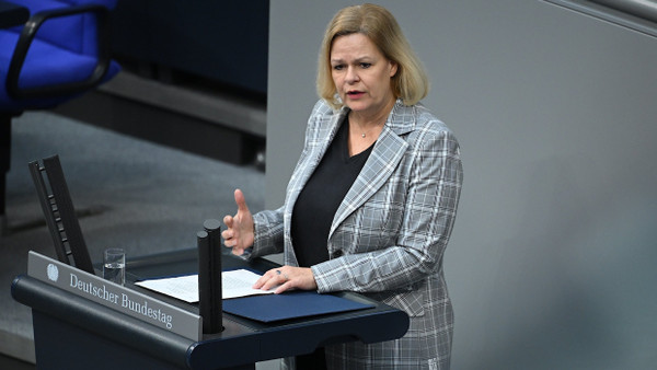 Zur Fußball-Europameisterschaft hat Bundesinnenministerin Nancy Faeser (SPD) Kontrollen an allen deutschen Grenzen angekündigt. (Archivbild)