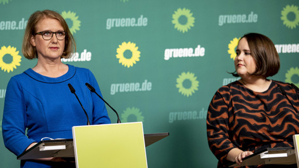 Familienministerin Lisa Paus und die Grünen-Ko-Vorsitzende Ricarda Lang geben eine Pressekonferenz.