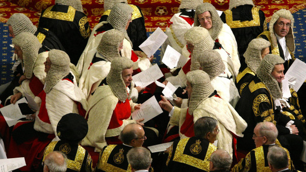 Byebye, London? Mitglieder des britischen Oberhauses bei der Eröffnung des Parlament im Westminster Palace (Archivbild)