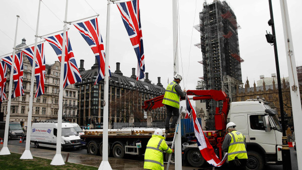 Am Tag vor dem Brexit werden vor dem Parlament in London britische Flaggen aufgehängt.